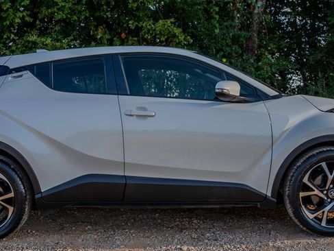 Used 2018 Toyota C-HR XLE FWD image 6