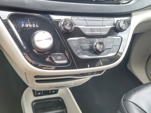 Used 2017 Chrysler Pacifica Touring-L image 14