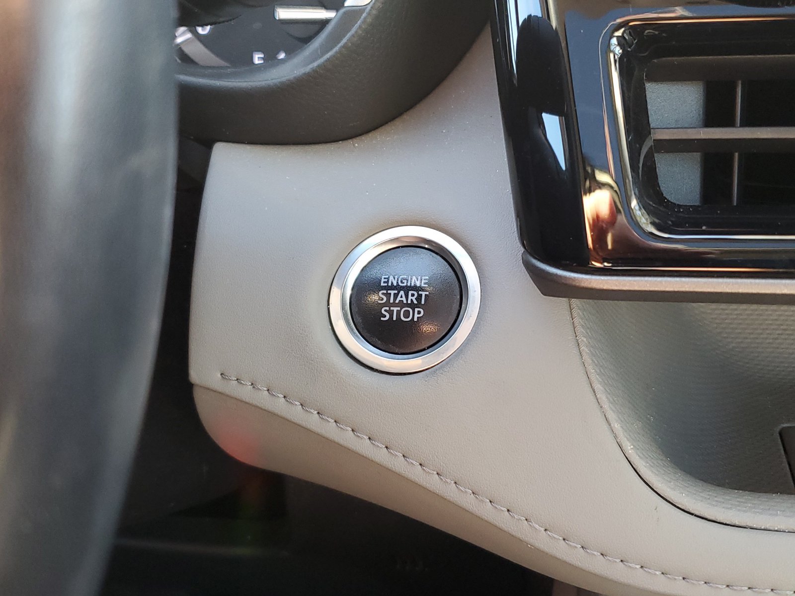 Used 2020 Toyota Highlander XLE AWD/4WD image 30