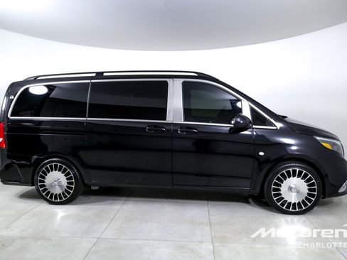 Used 2018 Mercedes-Benz Metris Passenger image 9