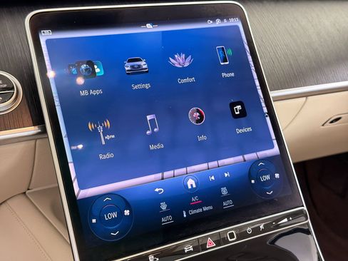 Certified 2022 Mercedes-Benz S 500 4MATIC w/ AMG Line Package image 23