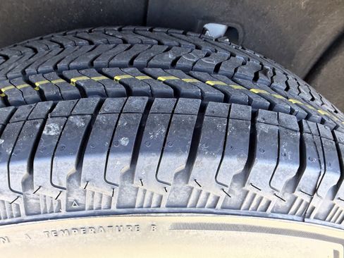 Used 2025 GMC Acadia Elevation image 34