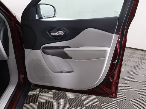 Used 2021 Jeep Cherokee Latitude Lux w/ Mopar Interior Package image 20