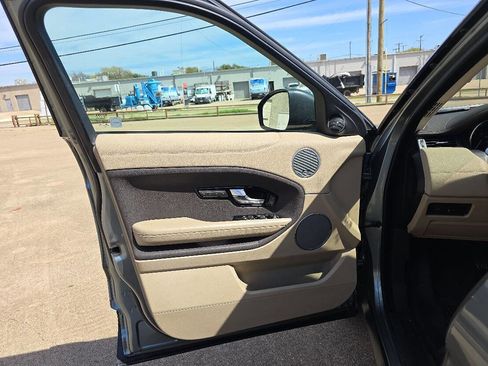 Used 2017 Land Rover Range Rover Evoque SE image 19