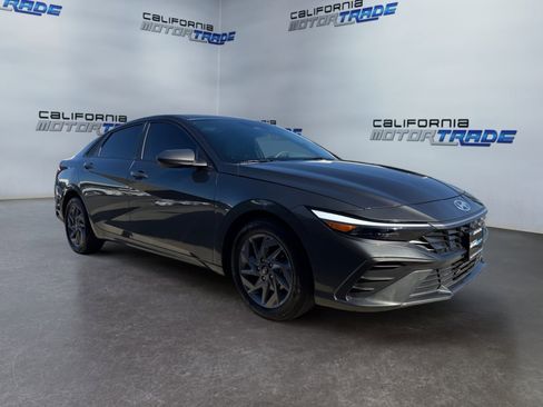 Used 2024 Hyundai Elantra SEL image 3