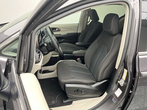 Used 2023 Chrysler Voyager LX image 8