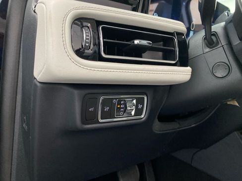 New 2026 Lincoln Aviator AWD image 17