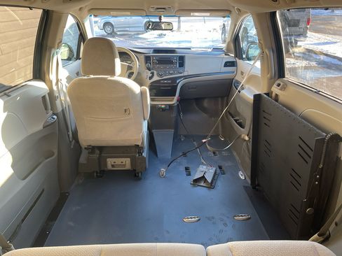 Used 2012 Toyota Sienna LE image 10