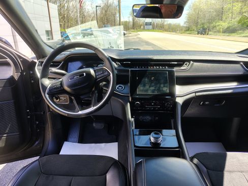 Certified 2025 Jeep Grand Cherokee Altitude image 27