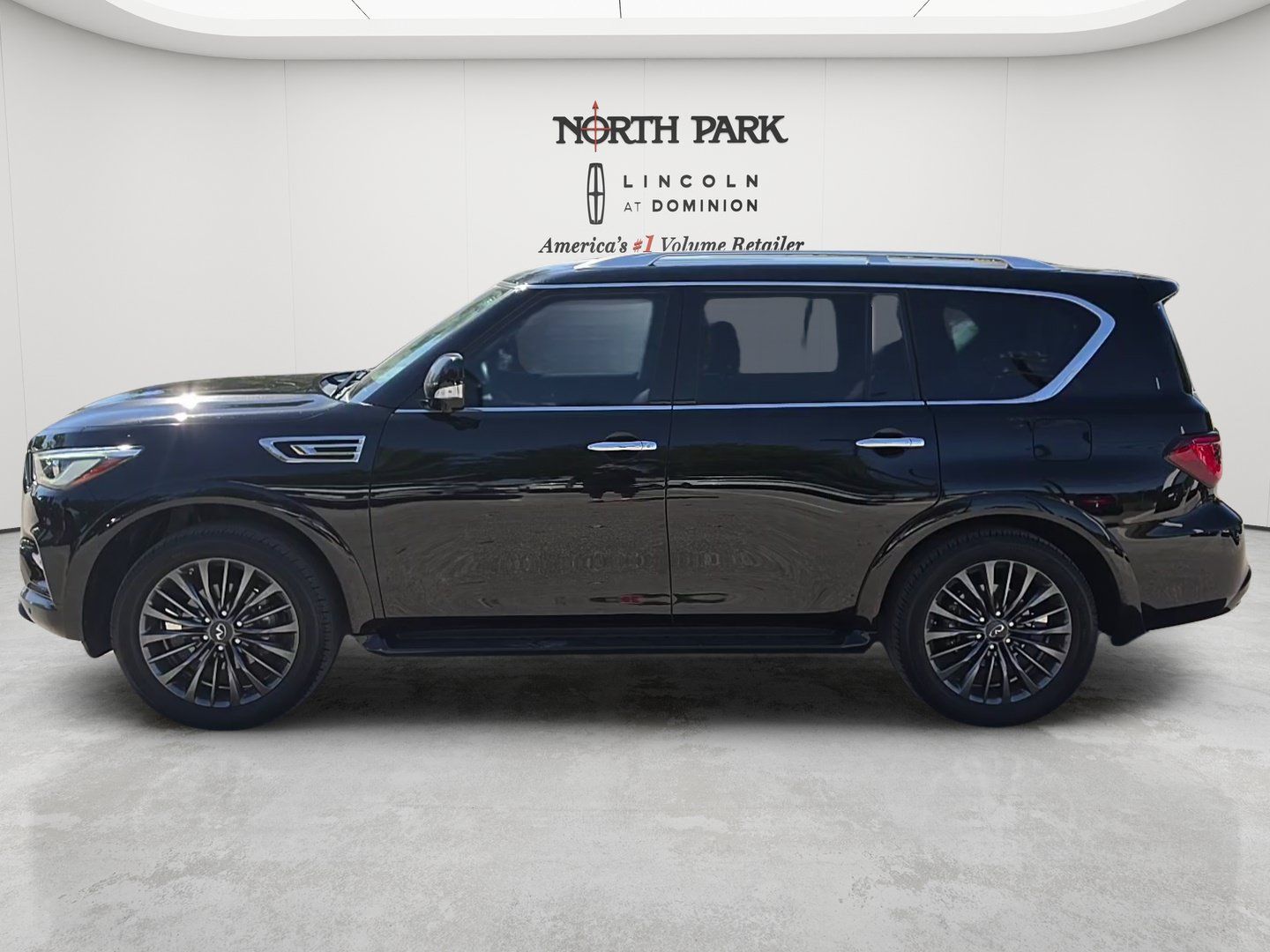 Used 2023 INFINITI QX80 Premium Select w/ Cargo Package RWD image 2
