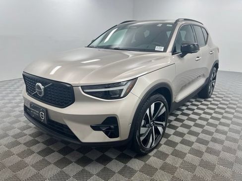 Used 2023 Volvo XC40 B5 Ultimate w/ Climate Package AWD/4WD image 2