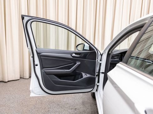 Used 2024 Volkswagen Jetta SE w/ Panoramic Sunroof Package FWD image 8