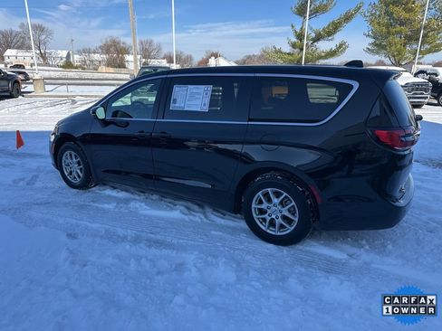 Used 2025 Chrysler Pacifica Select image 23
