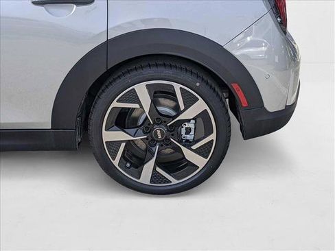 Used 2025 MINI Cooper 4-Door Hardtop image 10