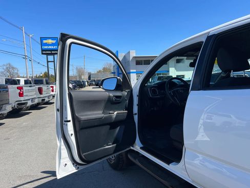 Used 2019 Toyota Tacoma TRD Off-Road w/ Technology Package image 15