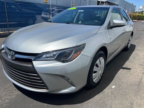 Used 2017 Toyota Camry LE FWD image 9