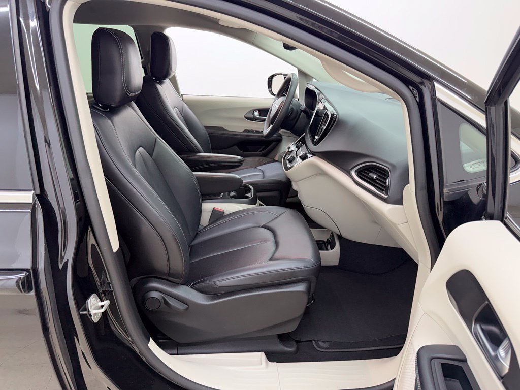 Used 2024 Chrysler Pacifica Touring-L FWD image 11