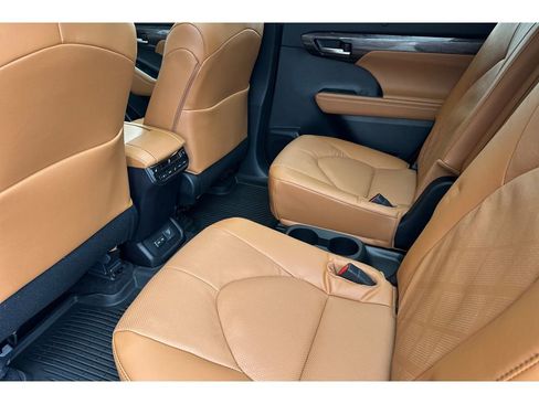 New 2026 Toyota Highlander Platinum AWD/4WD image 13