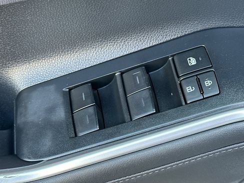 Used 2023 Toyota Highlander L image 15