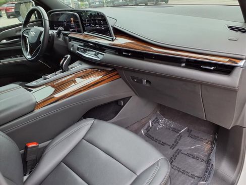 Used 2024 Cadillac Escalade ESV Luxury RWD image 8