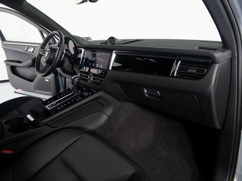 Certified 2025 Porsche Macan AWD/4WD image 29