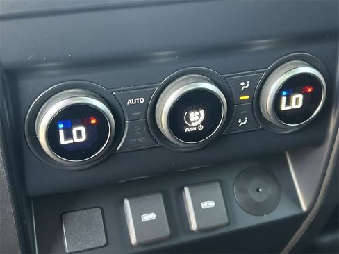 Used 2023 Land Rover Defender 130 X-Dynamic SE image 24