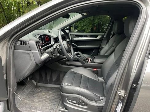 Used 2024 Porsche Cayenne Coupe AWD/4WD image 5