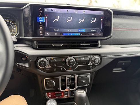 Used 2025 Jeep Wrangler Unlimited Rubicon image 33