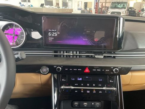 Used 2023 Kia Carnival EX FWD image 24