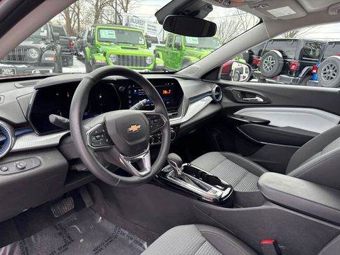 Used 2025 Chevrolet Trax LT w/ Driver Confidence Package image 12