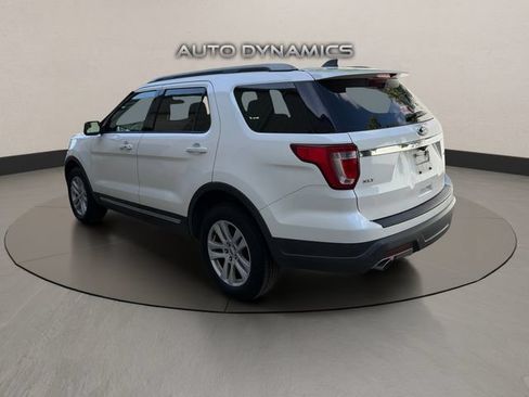 Used 2018 Ford Explorer XLT AWD/4WD image 3