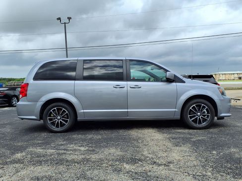 Used 2018 Dodge Grand Caravan SE FWD image 4