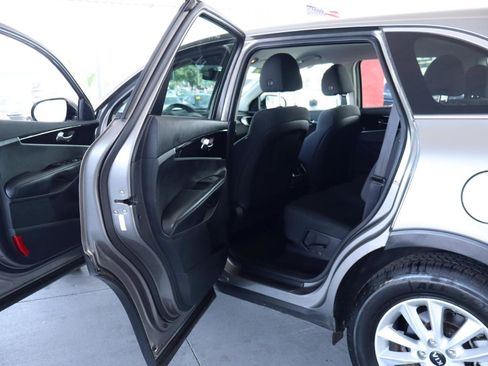 Used 2019 Kia Sorento FWD V6 image 29