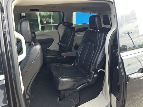 Used 2022 Chrysler Pacifica Touring-L image 28