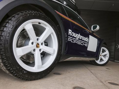 Used 2024 Porsche 911 Dakar image 23