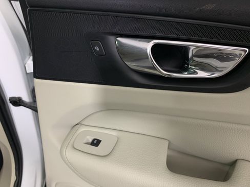 Used 2019 Volvo XC60 T5 Momentum w/ Premium Package image 38