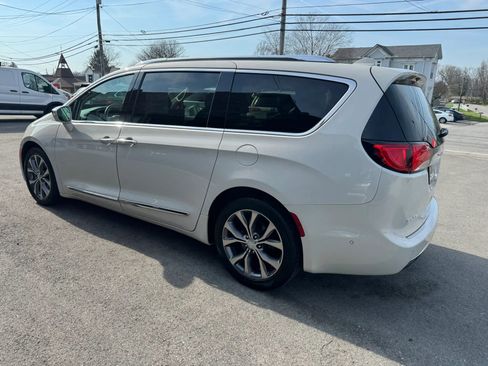Used 2017 Chrysler Pacifica Limited image 10