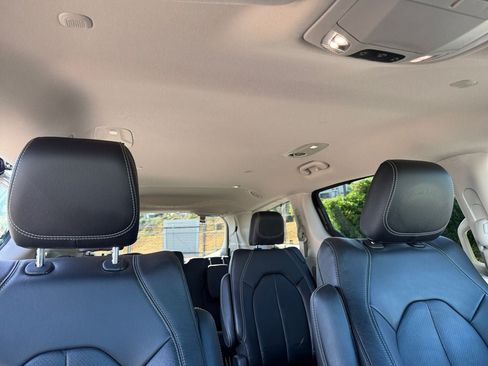 Used 2022 Chrysler Pacifica Touring-L FWD image 27