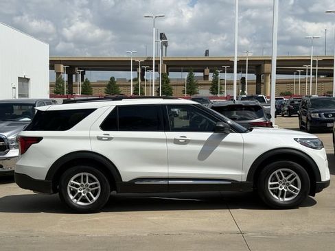 Used 2025 Ford Explorer Active RWD image 3