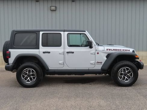 Used 2024 Jeep Wrangler Unlimited Rubicon AWD/4WD image 2