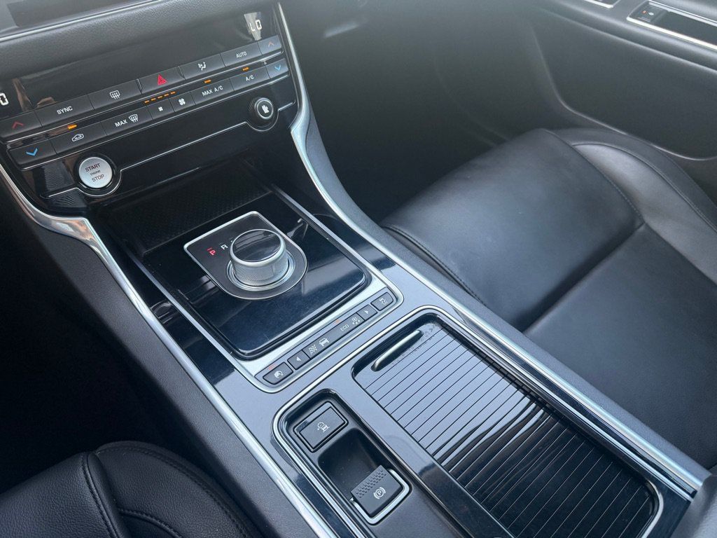 Used 2017 Jaguar XF Premium RWD image 17