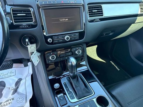 Used 2016 Volkswagen Touareg Sport image 25