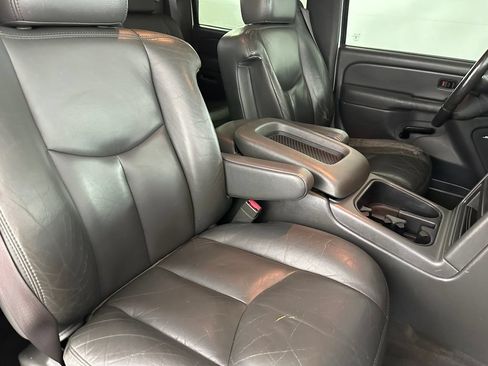 Used 2004 Chevrolet Avalanche 2500 w/ Preferred Equipment Group AWD/4WD image 26