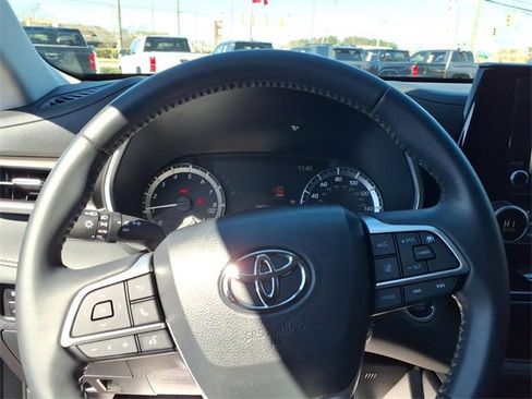 Used 2023 Toyota Highlander XLE image 30
