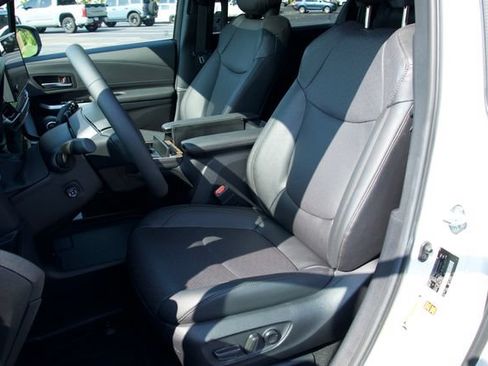 Used 2026 Toyota Sienna Limited AWD/4WD image 24