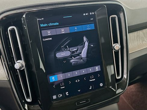 Used 2025 Volvo XC40 B5 Core image 24