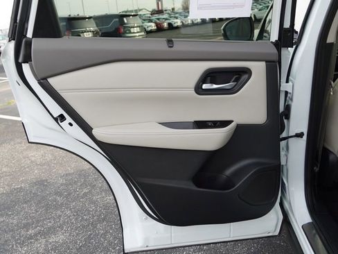 Used 2024 Nissan Rogue SL w/ SL Premium Package image 16