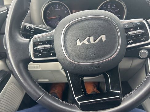 Used 2024 Kia Carnival LX image 2