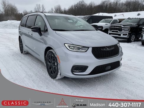 New 2026 Chrysler Pacifica Limited w/ Uconnect Theater Family Group image 1