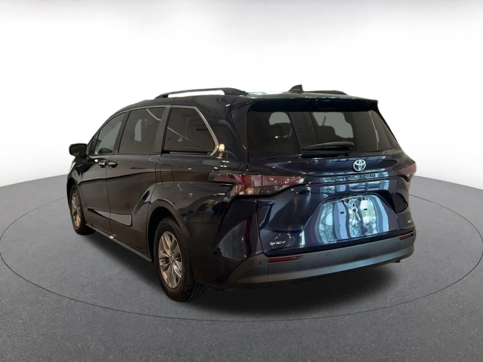 Used 2025 Toyota Sienna XLE FWD image 10